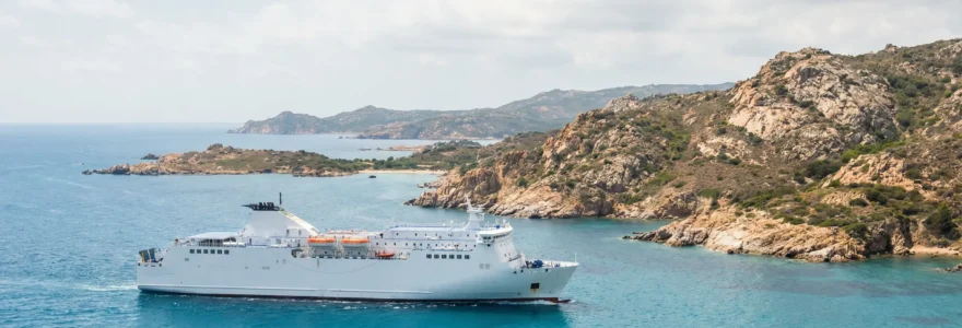 Ferry Corsica Ferries naviguant vers la Sardaigne en Méditerranée